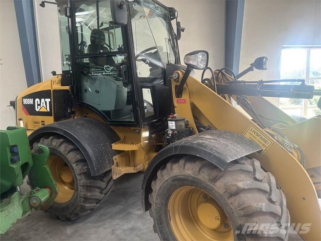 CAT 908M Багатофункціональне обладнання для вантажних і землекопальних робіт