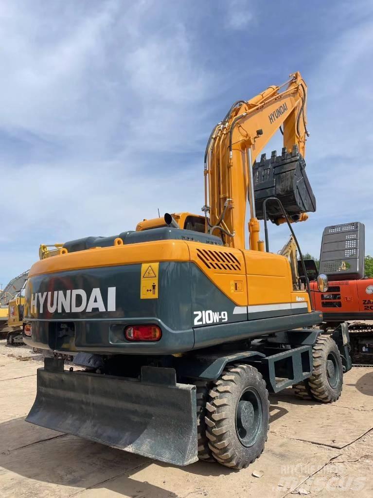 Hyundai R210W-9 Колісні екскаватори