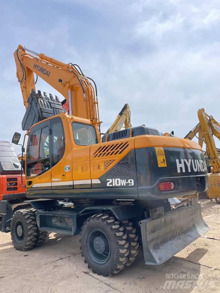 Hyundai R210W-9 Колісні екскаватори