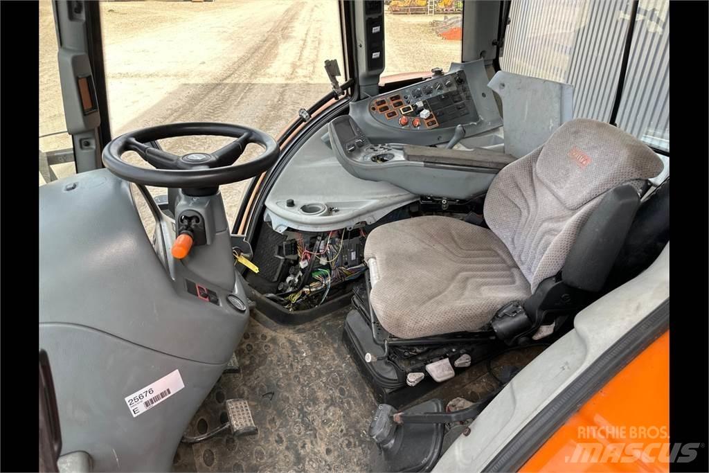 Valtra N142 Трактори