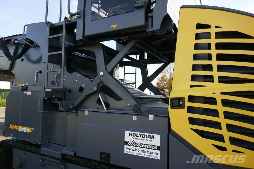Bomag BMF 2500 M Кормороздавачі