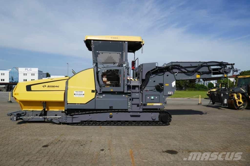Bomag BMF 2500 M Кормороздавачі
