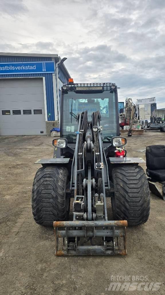 GiANT V 6004 T Малі навантажувачі