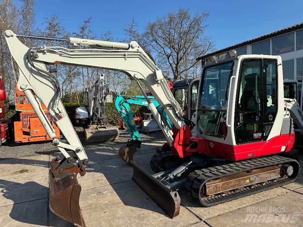 Takeuchi TB250 Міні-екскаватори < 7т