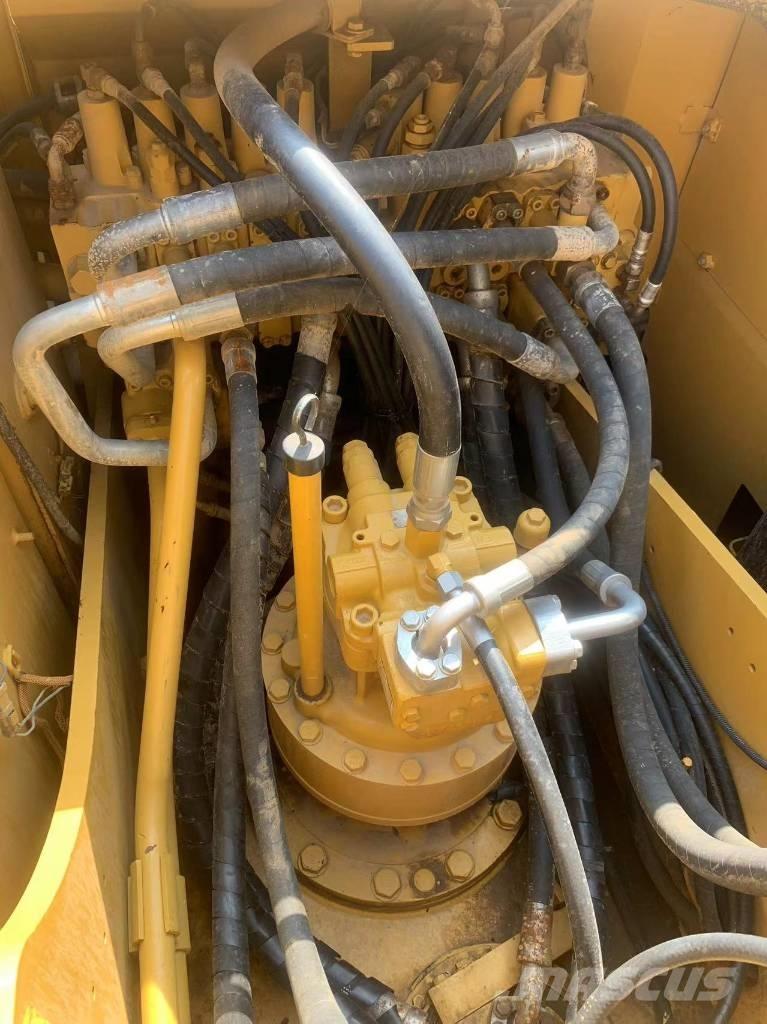 CAT 323 D L Гусеничні екскаватори