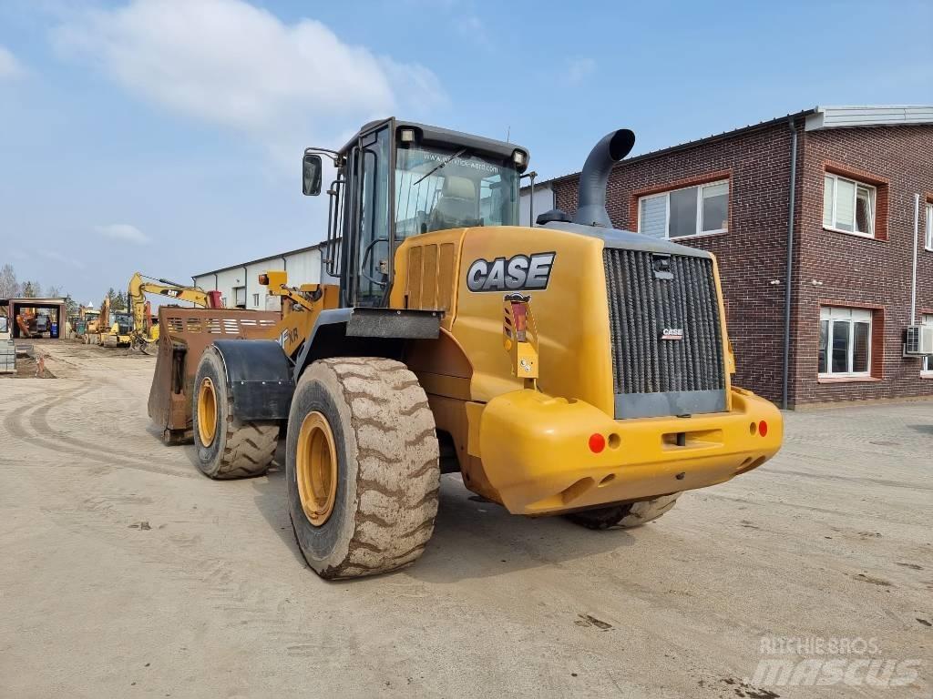 CASE 821 FXR Фронтальні навантажувачі