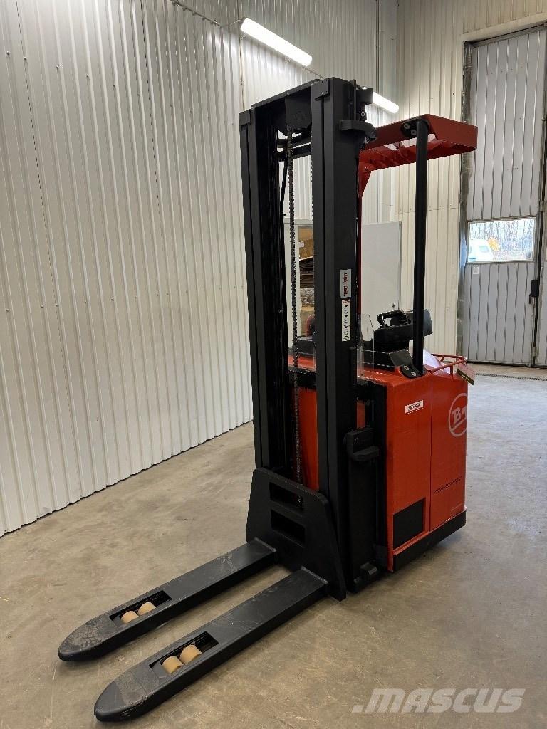 Toyota SSE160 Самохідні електроштабелери