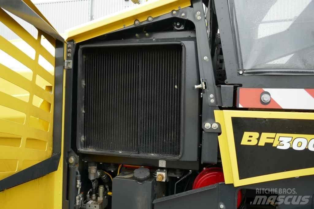 Bomag BF 300 C-2 Малогабаритні асфальтоукладальники