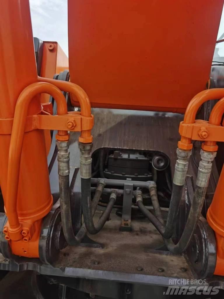 Hitachi ZX 240 Гусеничні екскаватори