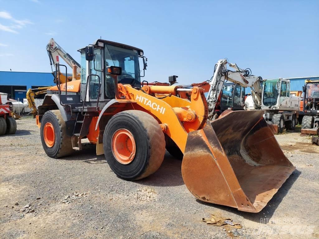Hitachi ZW250 Фронтальні навантажувачі
