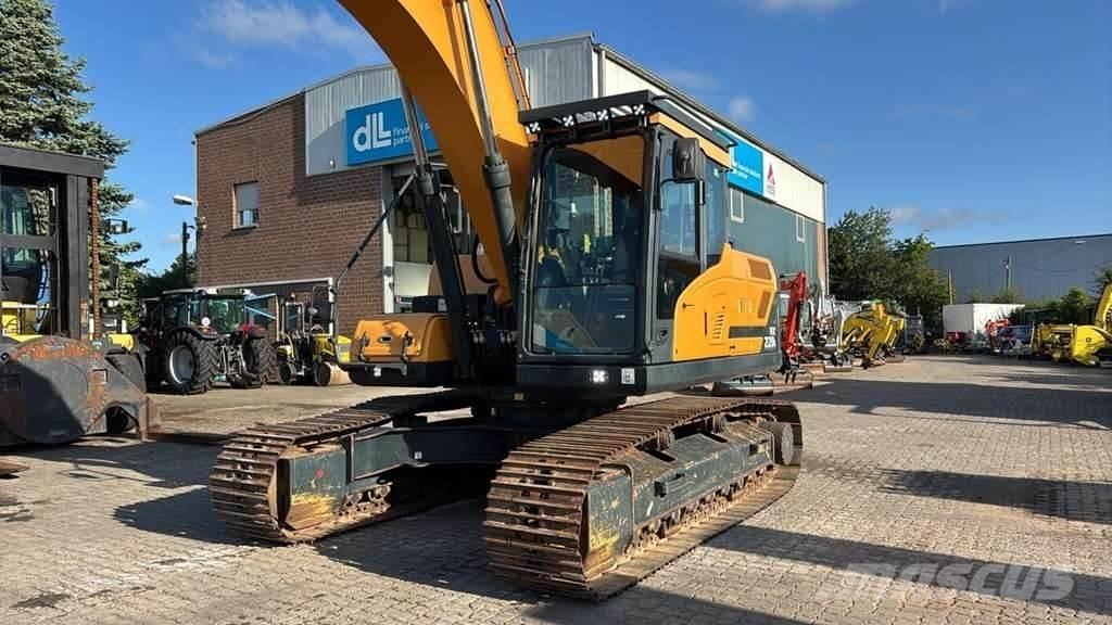 Hyundai HX220L Спеціальні екскаватори