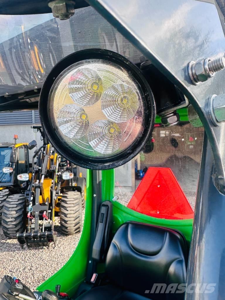 Avant 735 Багатофункціональне обладнання для вантажних і землекопальних робіт