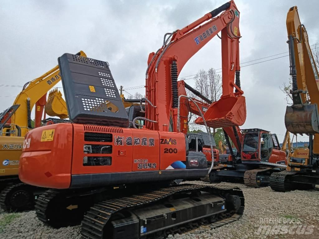Hitachi ZX 200 Гусеничні екскаватори