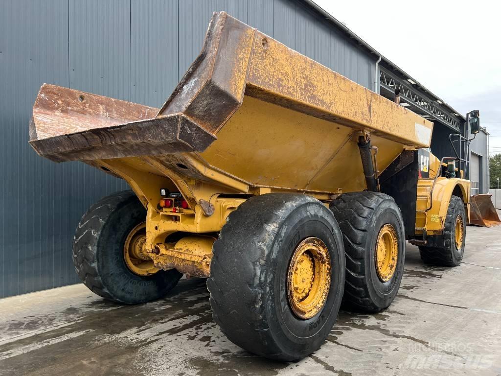CAT 735B Зчленовані самоскиди