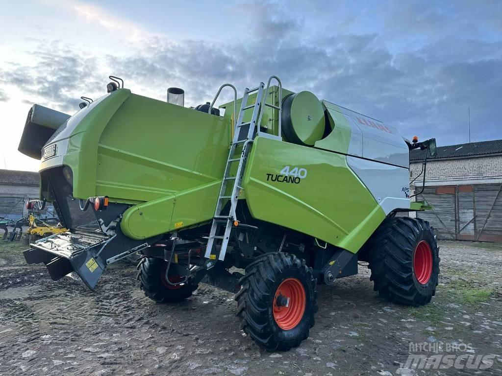 CLAAS Tucano 440 Зернозбиральні комбайни