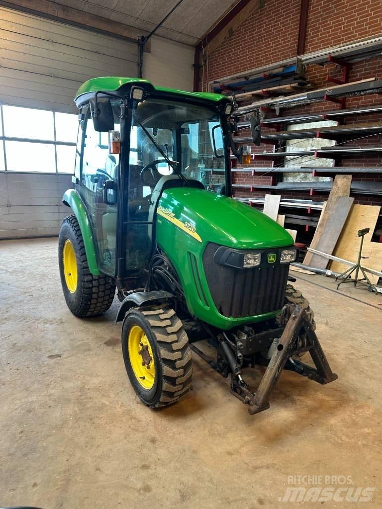 John Deere 3720 Трактори