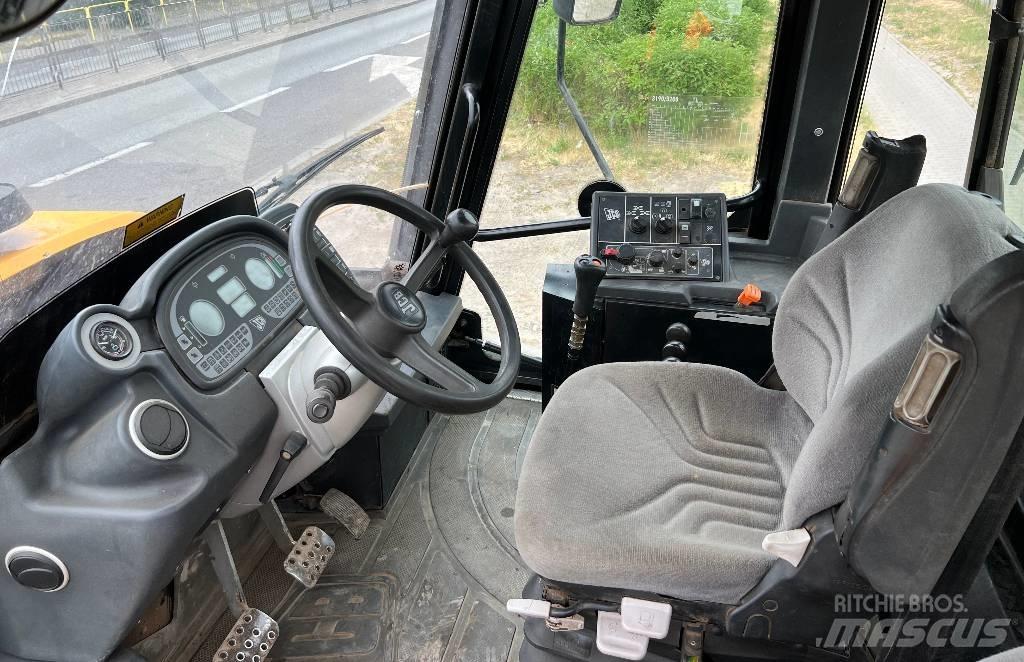 JCB Fastrac 3200 Трактори