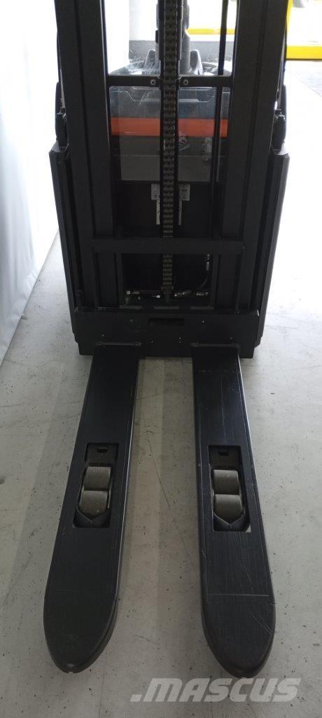 Toyota SPE160L Самохідні електроштабелери