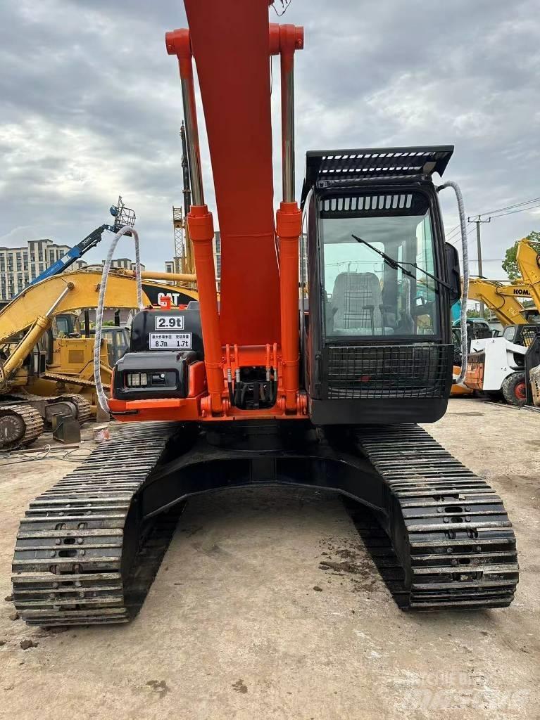 Hitachi ZX 200 Гусеничні екскаватори