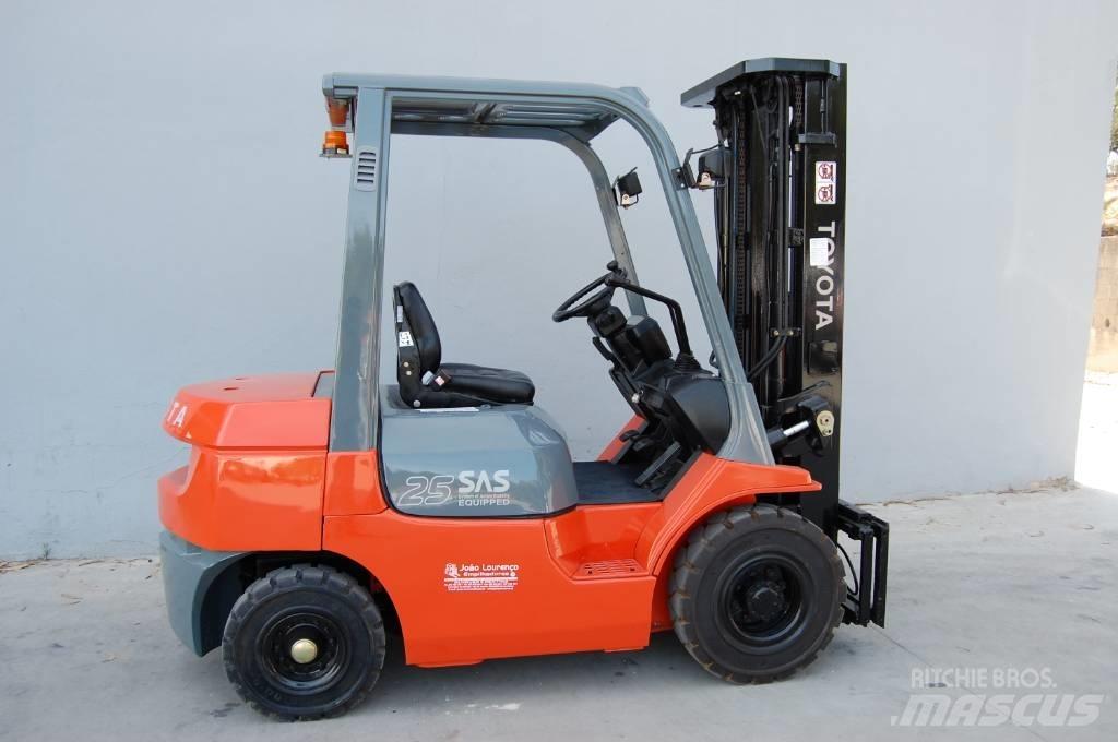Toyota 7 FD 25 Дизельні навантажувачі