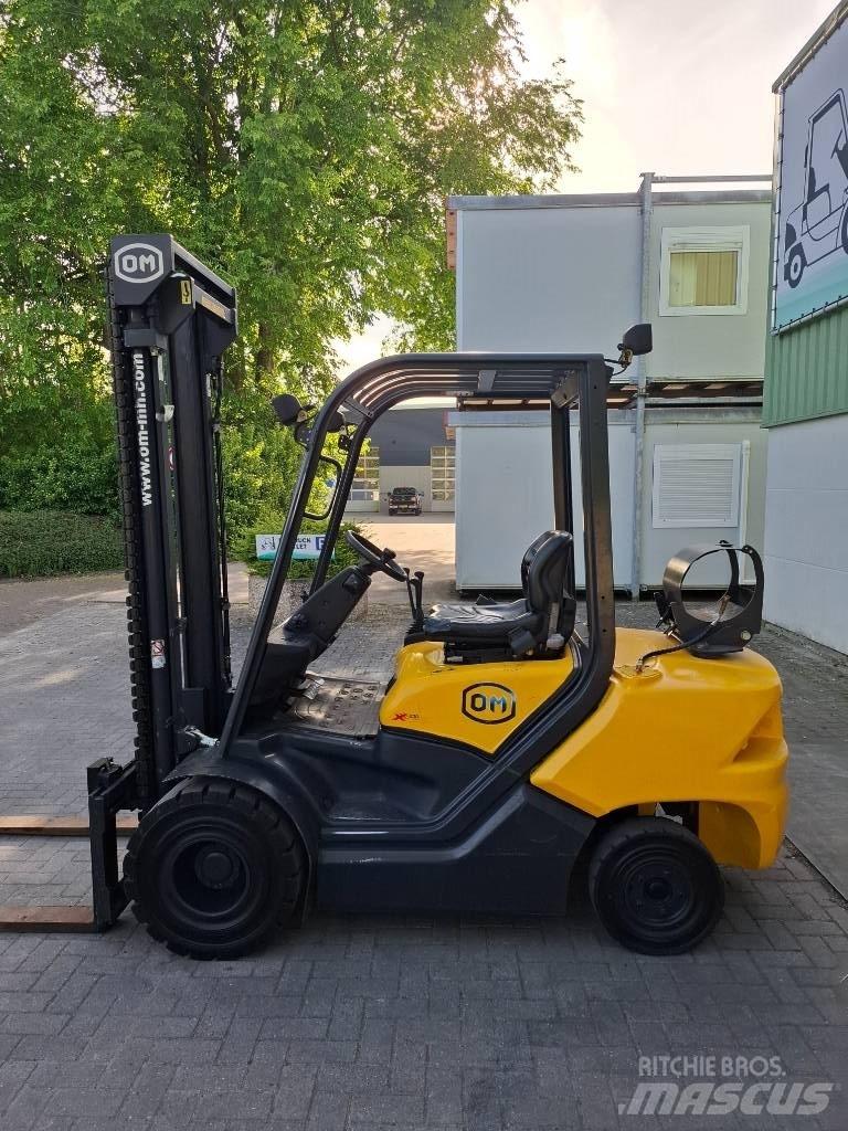 OM XG30 Heftruck Газові навантажувачі