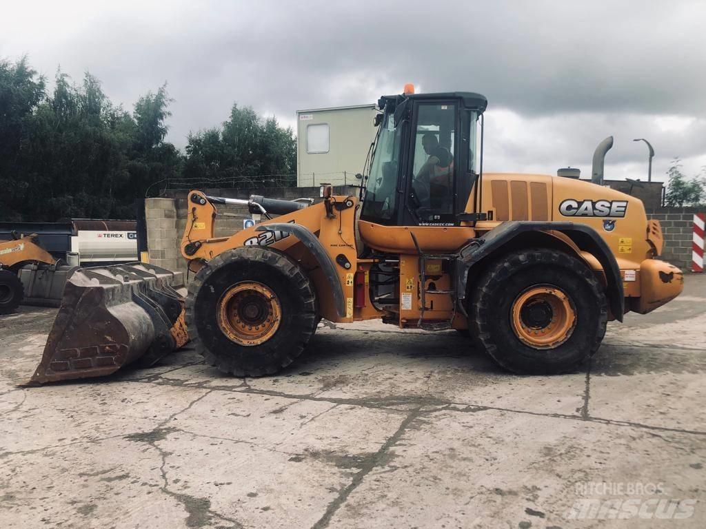 CASE 821 F Фронтальні навантажувачі