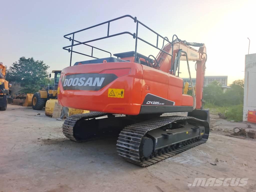 Doosan DX 225 LC Гусеничні екскаватори