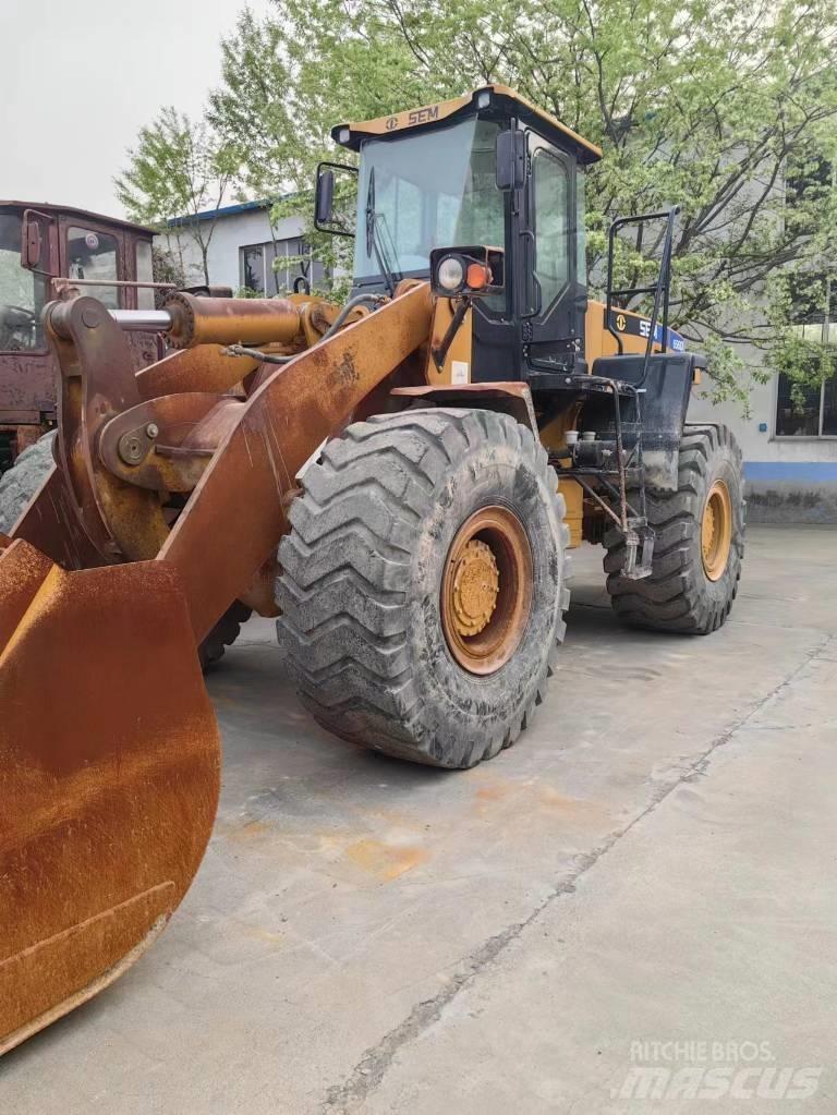 SEM 656D Фронтальні навантажувачі