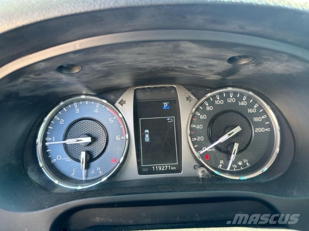 Toyota Hilux Автомобілі