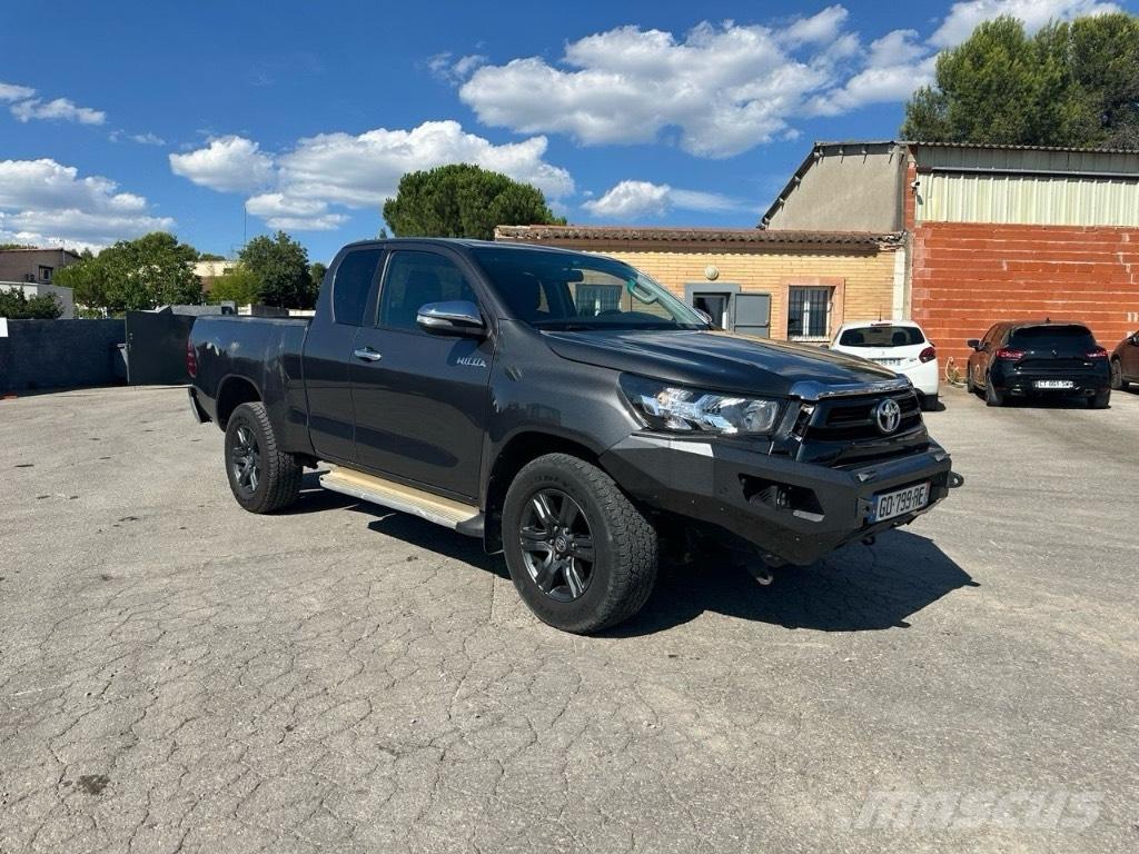 Toyota Hilux Автомобілі