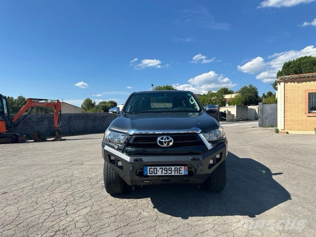 Toyota Hilux Автомобілі