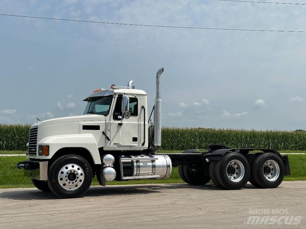 Mack Pinnacle 64ft Тягачі