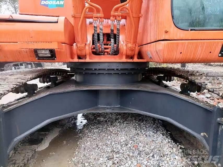 Doosan 225 LC-9 Гусеничні екскаватори
