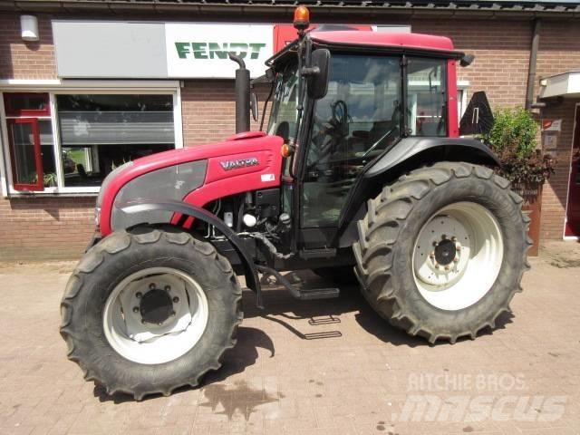 Valtra A93 HITECH Трактори