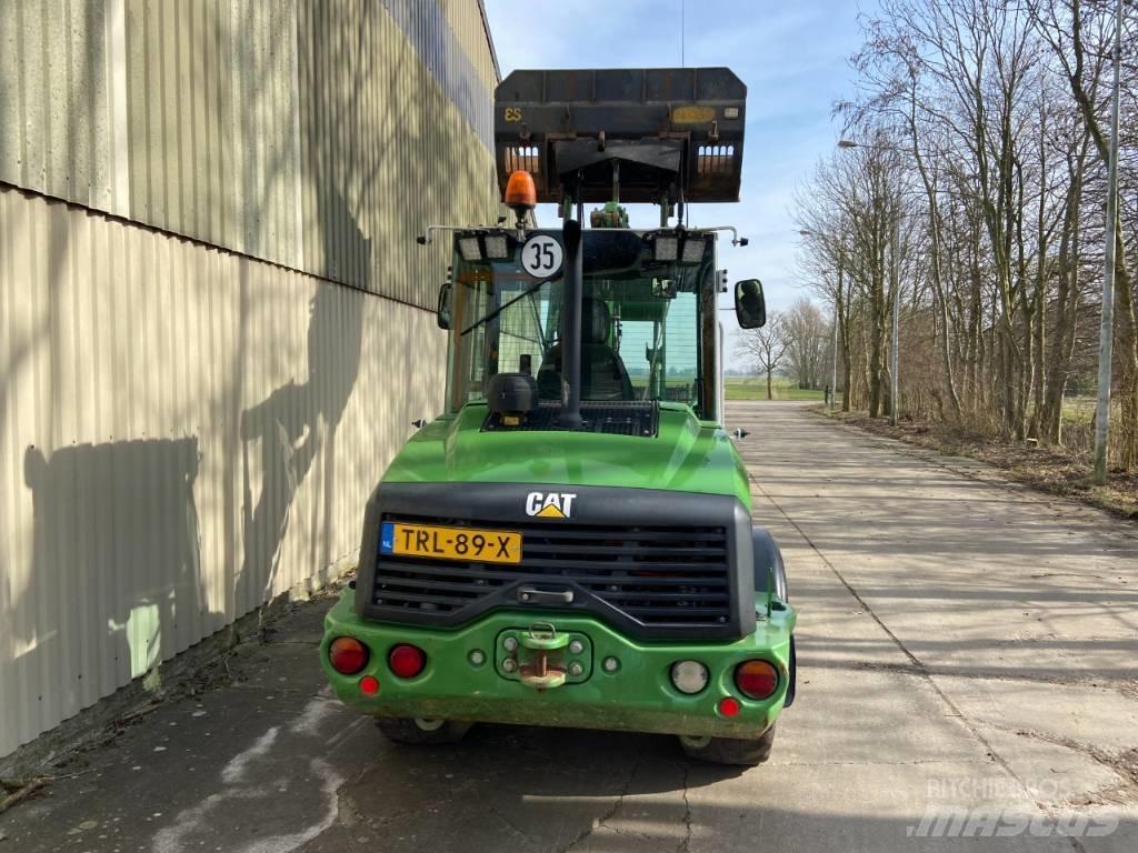 CAT 906M Фронтальні навантажувачі