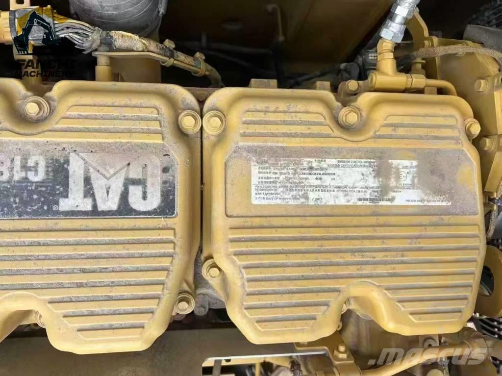 CAT 390F Гусеничні екскаватори