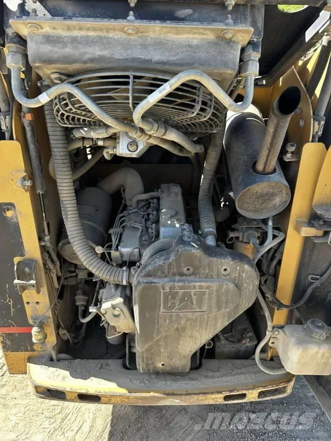 CAT 257 Гусеничні вантажники