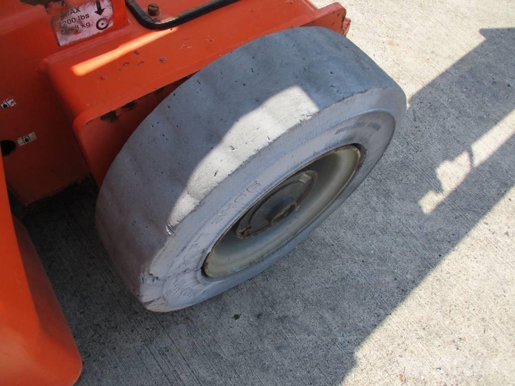 JLG E 400 AJPN (146) Компактні самохідні стрілові підйомники