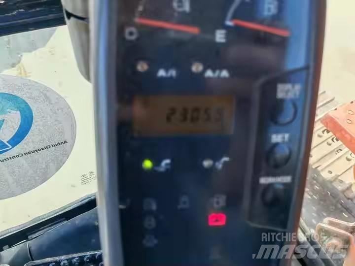 Hitachi ZX135 Гусеничні екскаватори