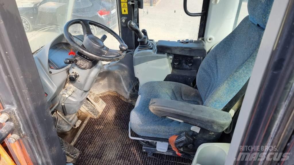 Hitachi ZW 220-6 Фронтальні навантажувачі