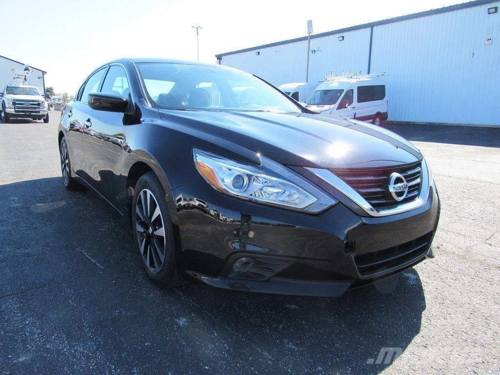 Nissan Altima Автомобілі