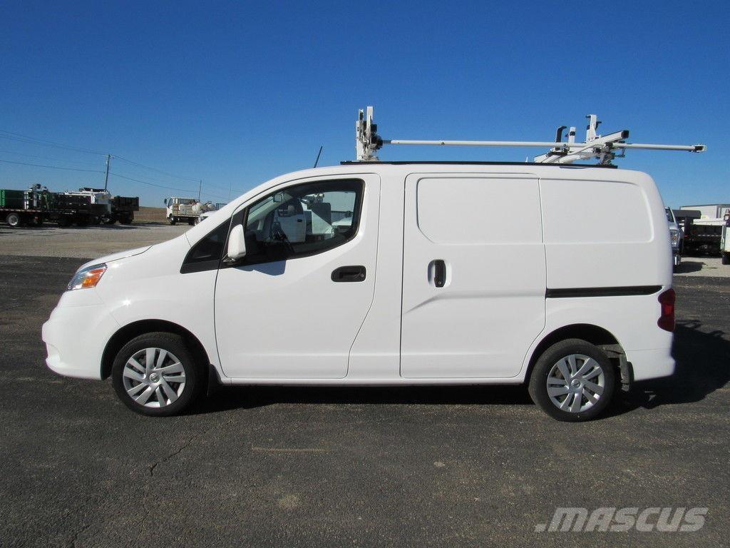 Nissan NV200 Панельні фургони