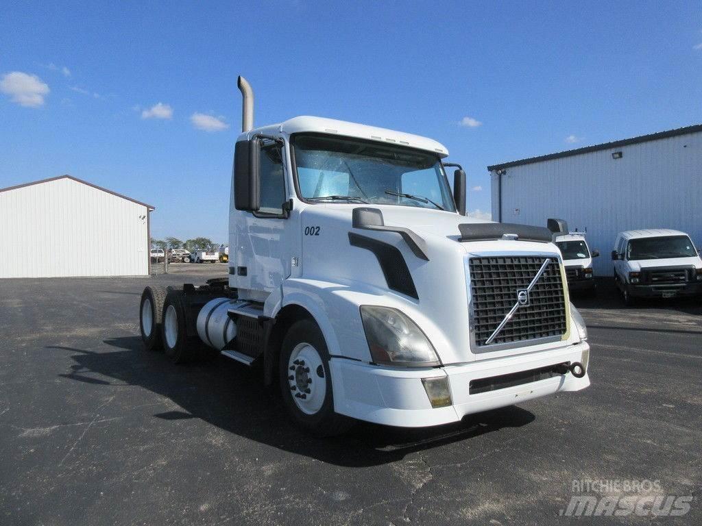 Volvo VNL64 Вантажівки-платформи/бокове розвантаження