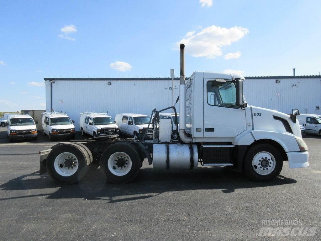 Volvo VNL64 Вантажівки-платформи/бокове розвантаження