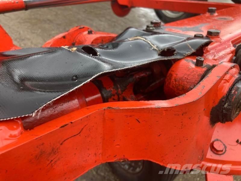 Kuhn GF 8702 T Граблі і сінозворушувачі