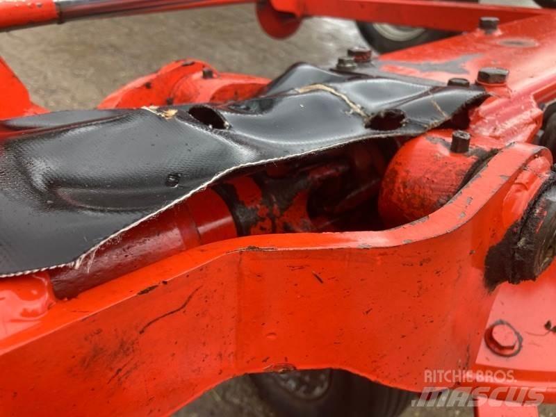 Kuhn GF8702T Граблі і сінозворушувачі