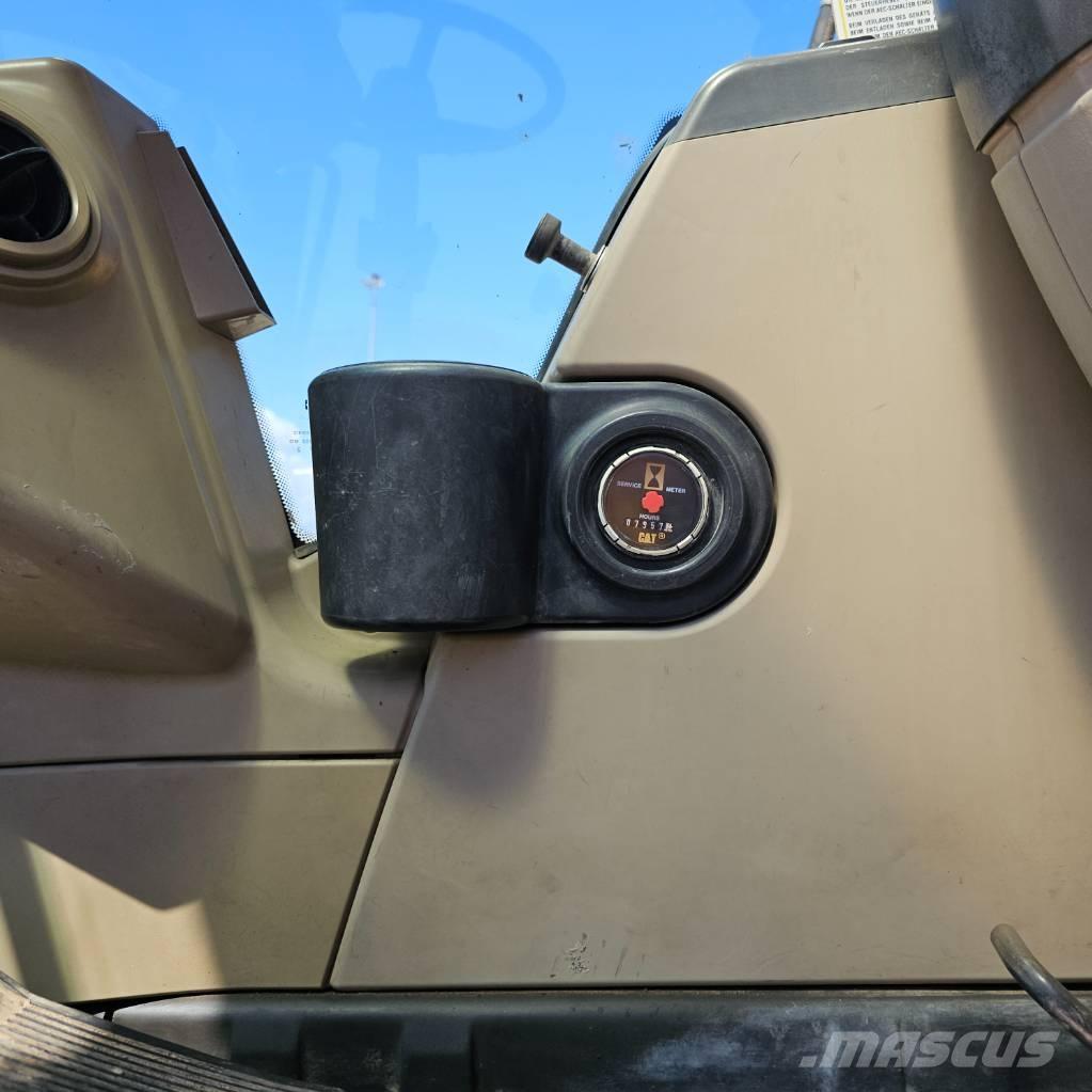 CAT 322 C Колісні екскаватори