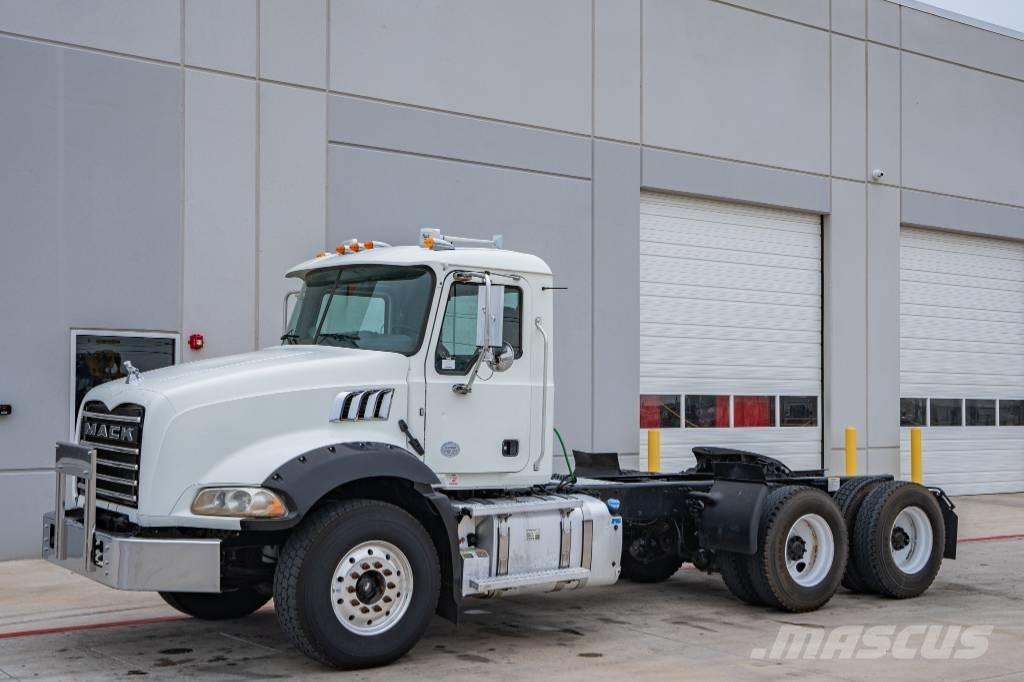 Mack Granite GU 813 Тягачі