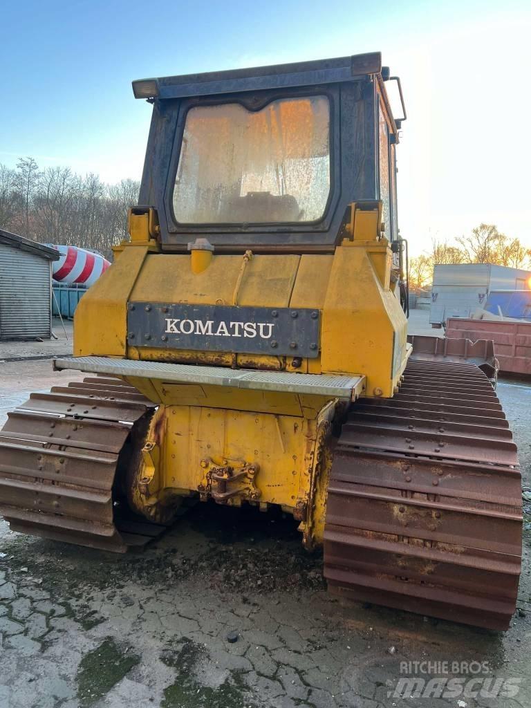 Komatsu D 65 P Гусеничні бульдозери