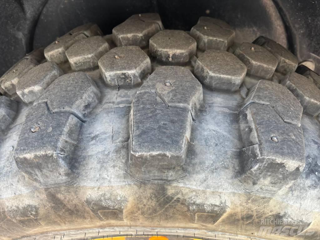 Komatsu WA 100 M-8E0 Фронтальні навантажувачі